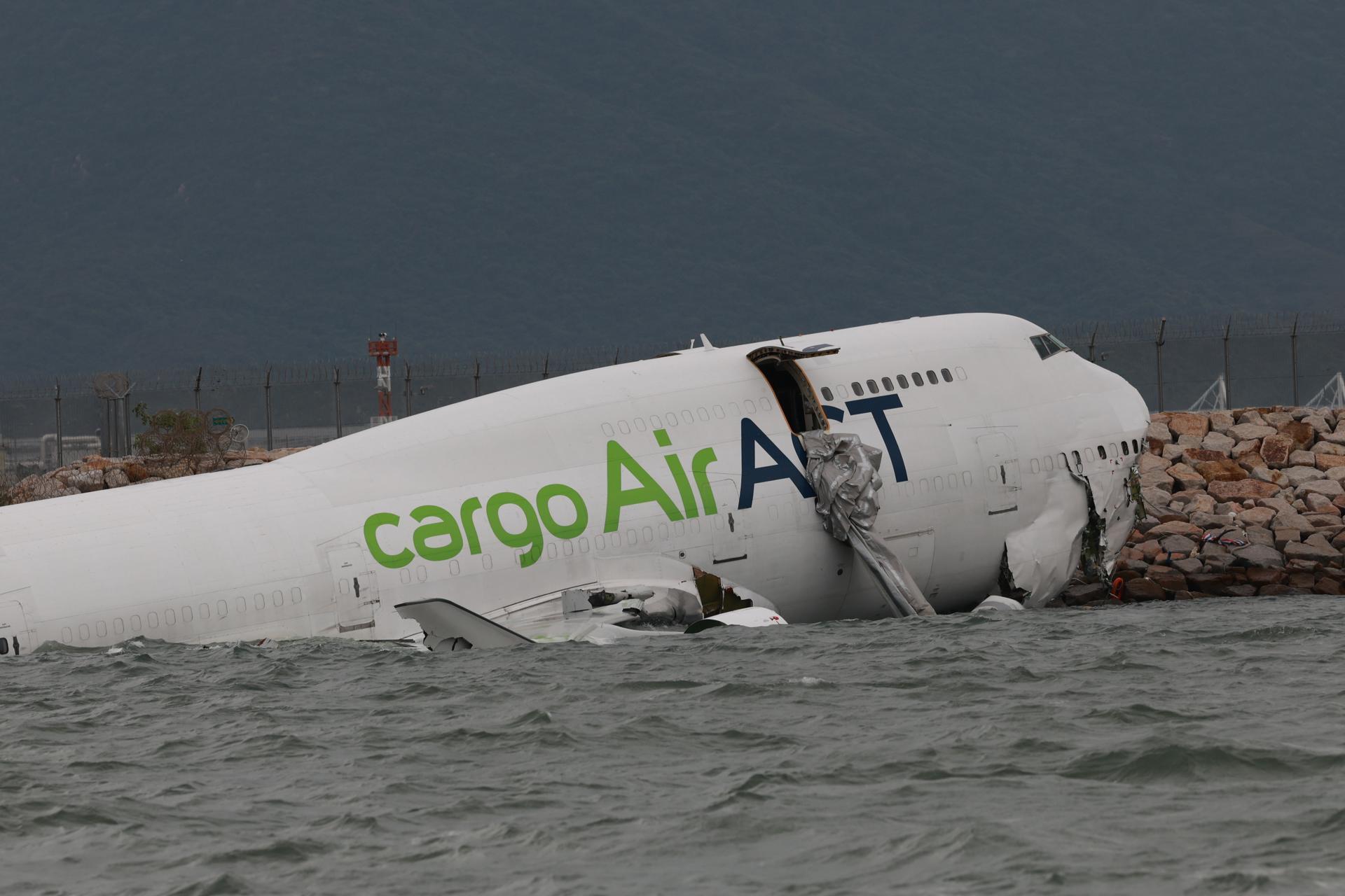Avión de carga en aeropuerto de Hong Kong.