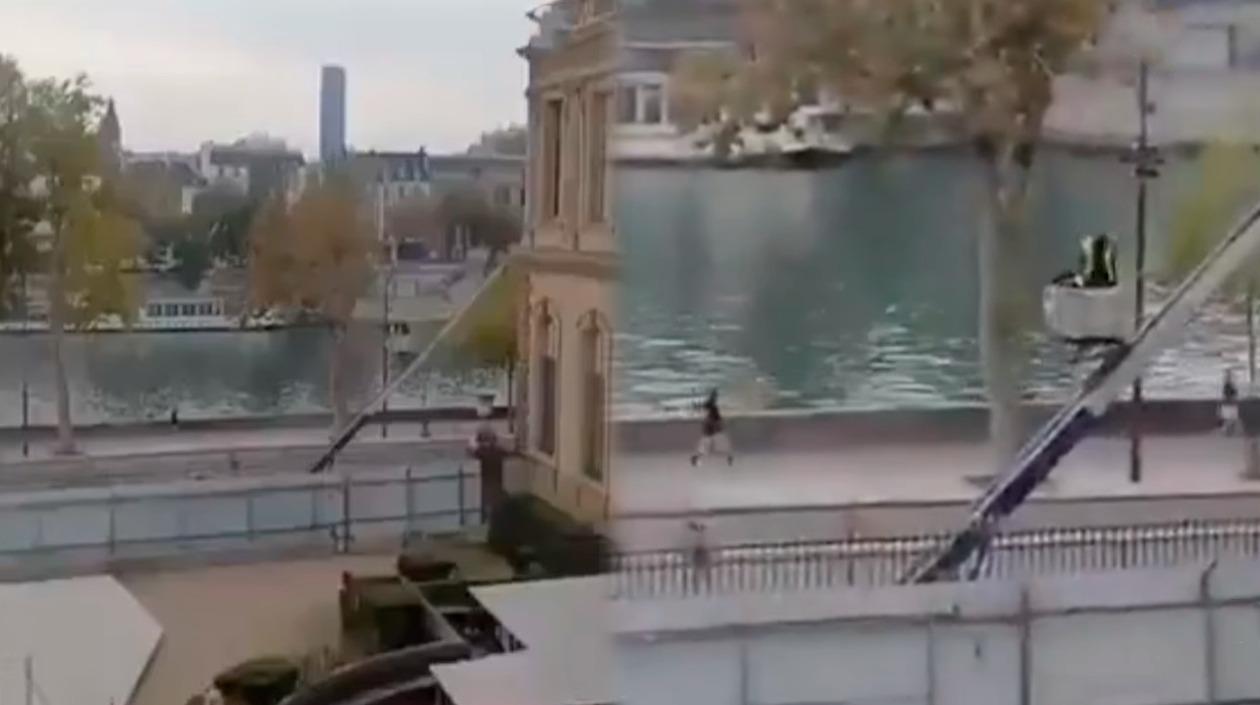 Ladores saliendo por un montacargas.