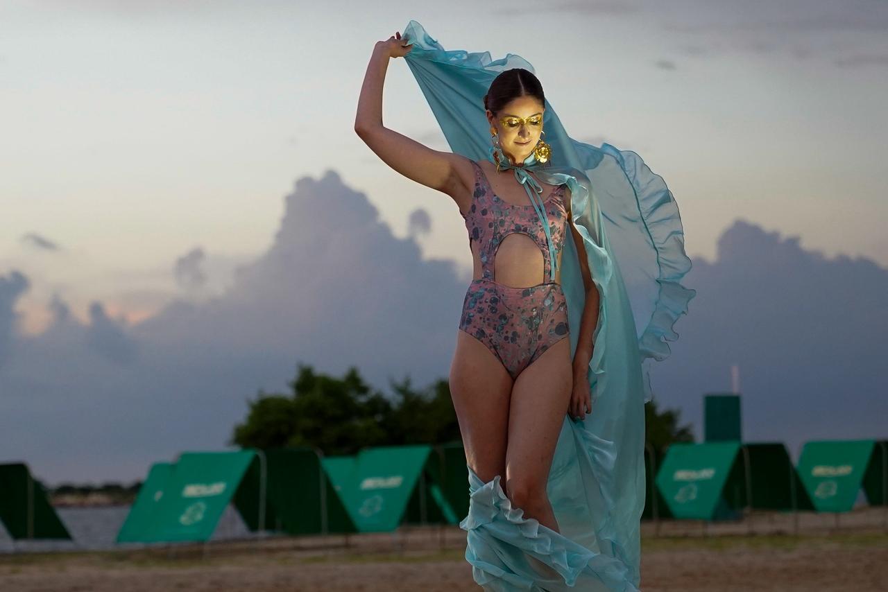 La colección incluye vestidos de baños enterizos.