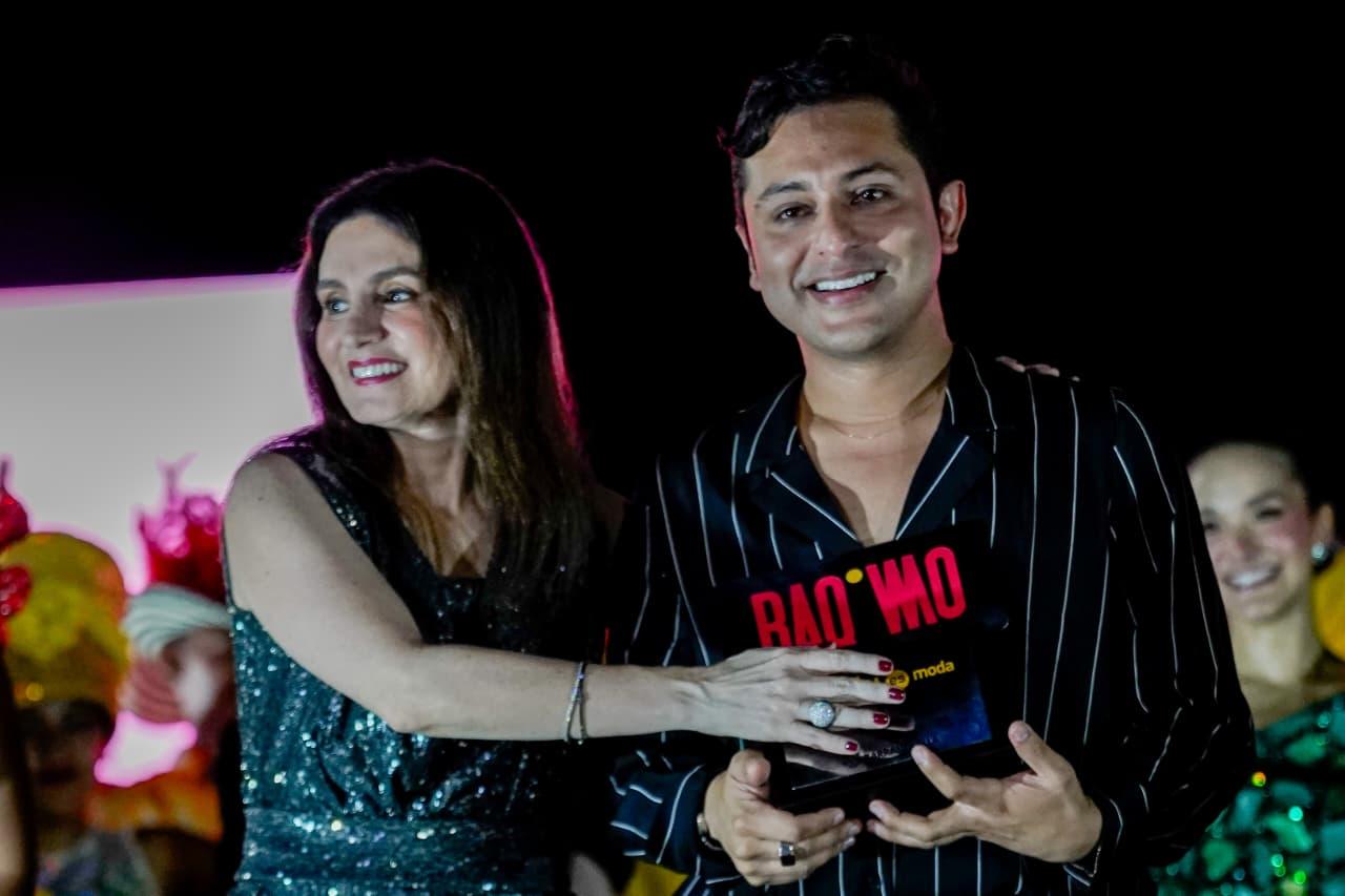 La primera dama, Katia Nule, entregando un reconocimiento de Kenn Kozz.