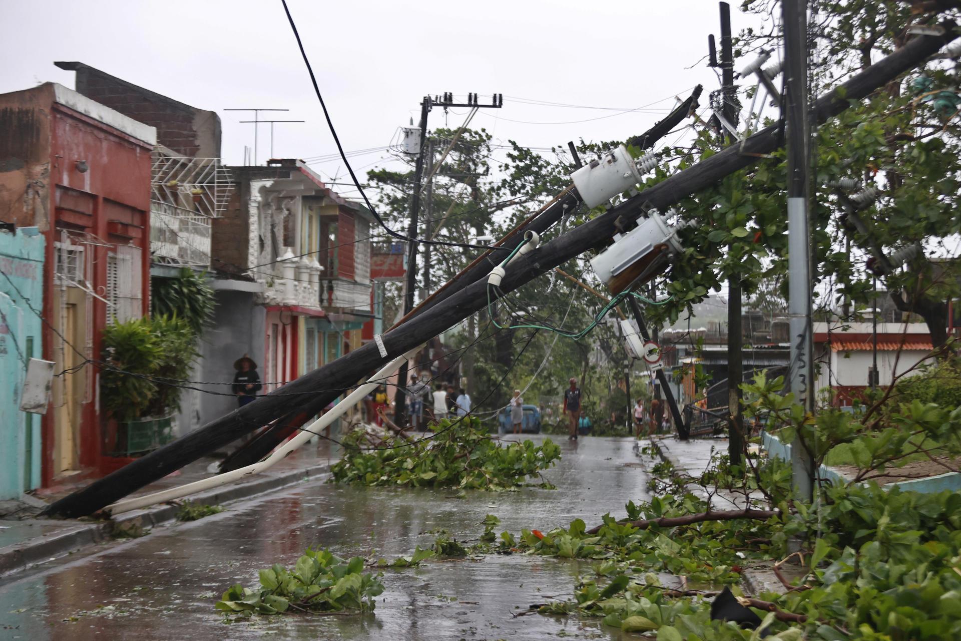 Calle afectada por el paso del huracán Melissa este miércoles, en Santiago de Cuba.