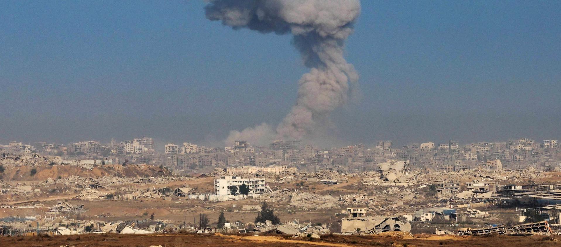 Humo en el norte de Gaza por ataques de Israel.