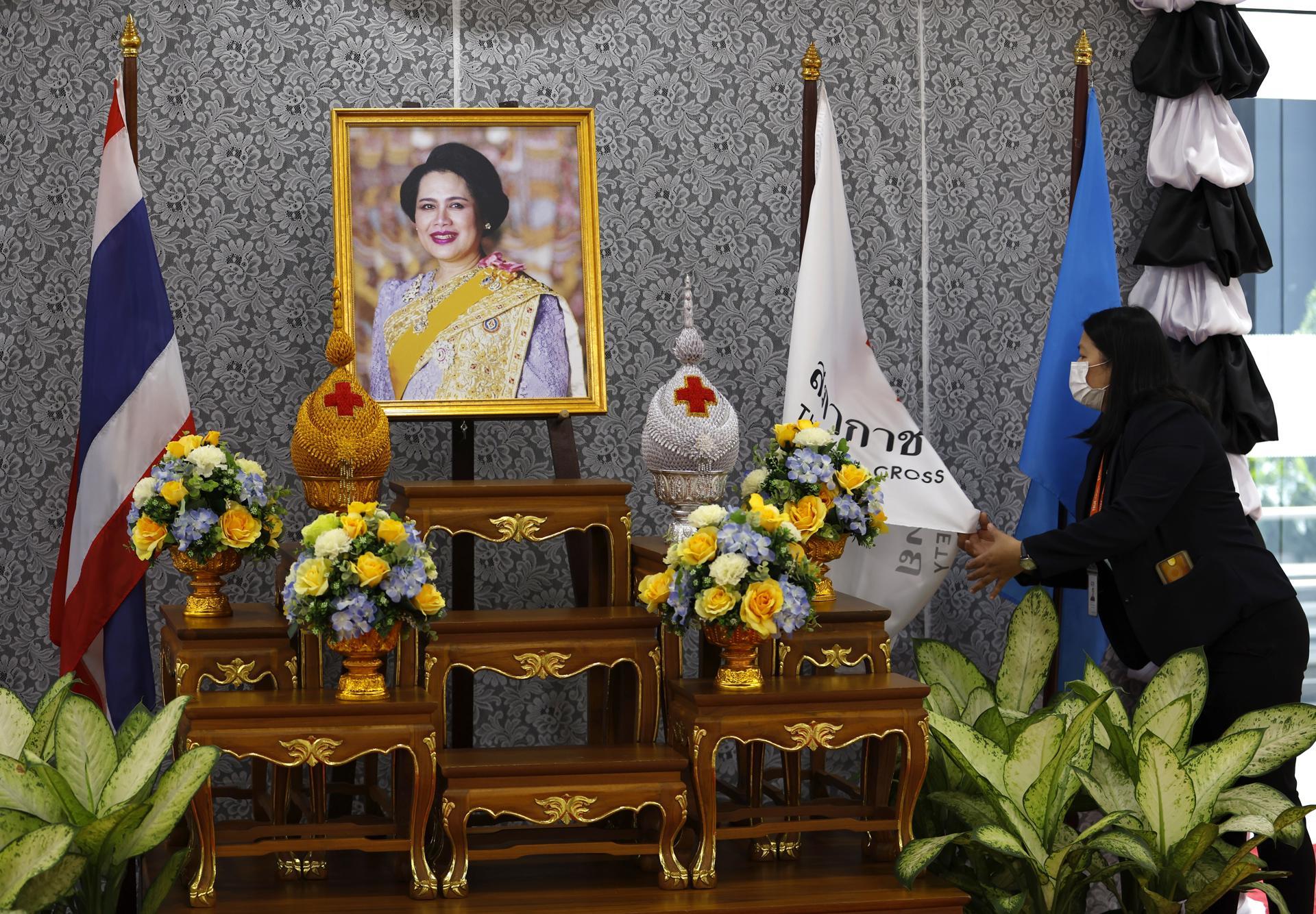 Reina madre Sirikit.