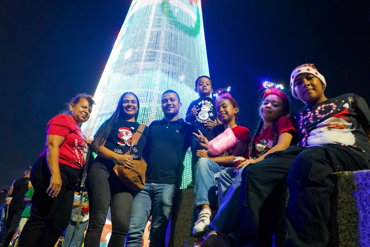 Asistentes disfrutaron del arbolito.