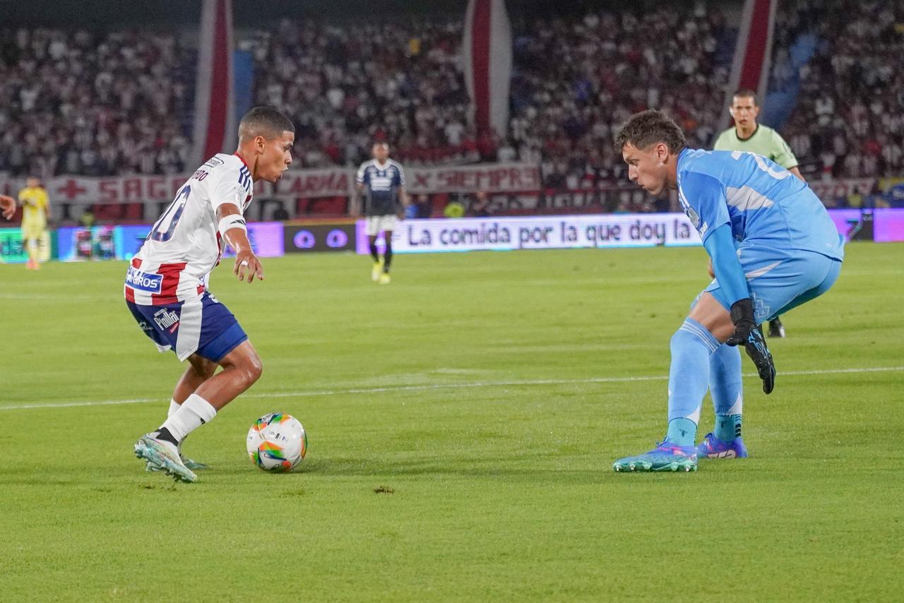 José Enamorado encarando a Aguerre.