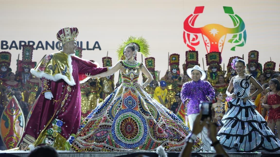 El Rey Momo Adolfo Maury, la Reina Michelle Char y los reyes infantiles, Joshua Ortiz y Sharon Acosta. 