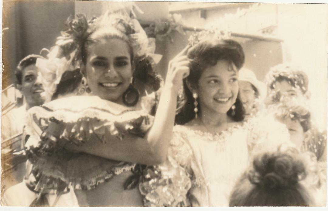 Brigitte Abuchaibe coronando a Laura Heredia