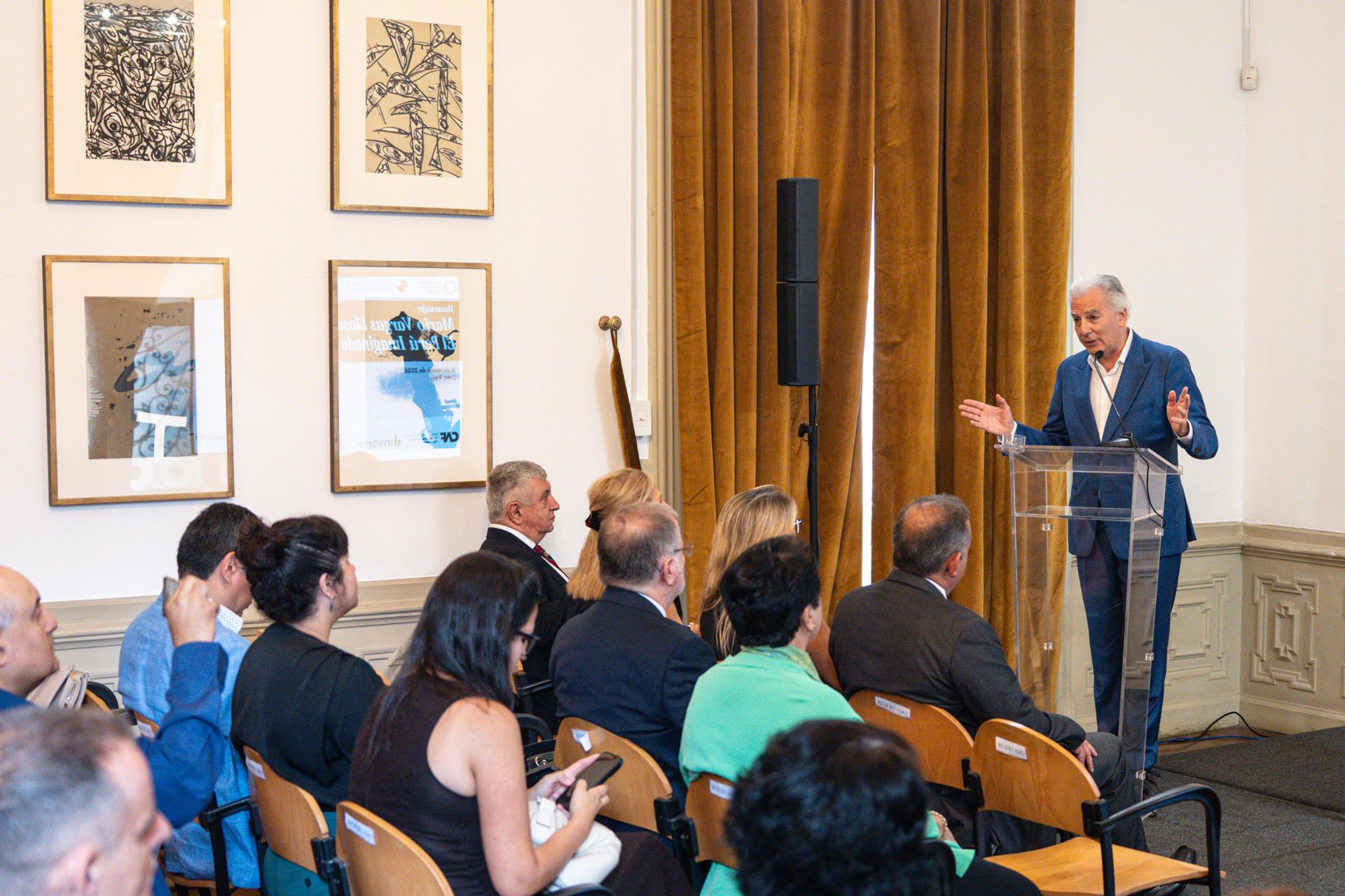 El hijo del fallecido escritor habla en el homenaje a su padre.