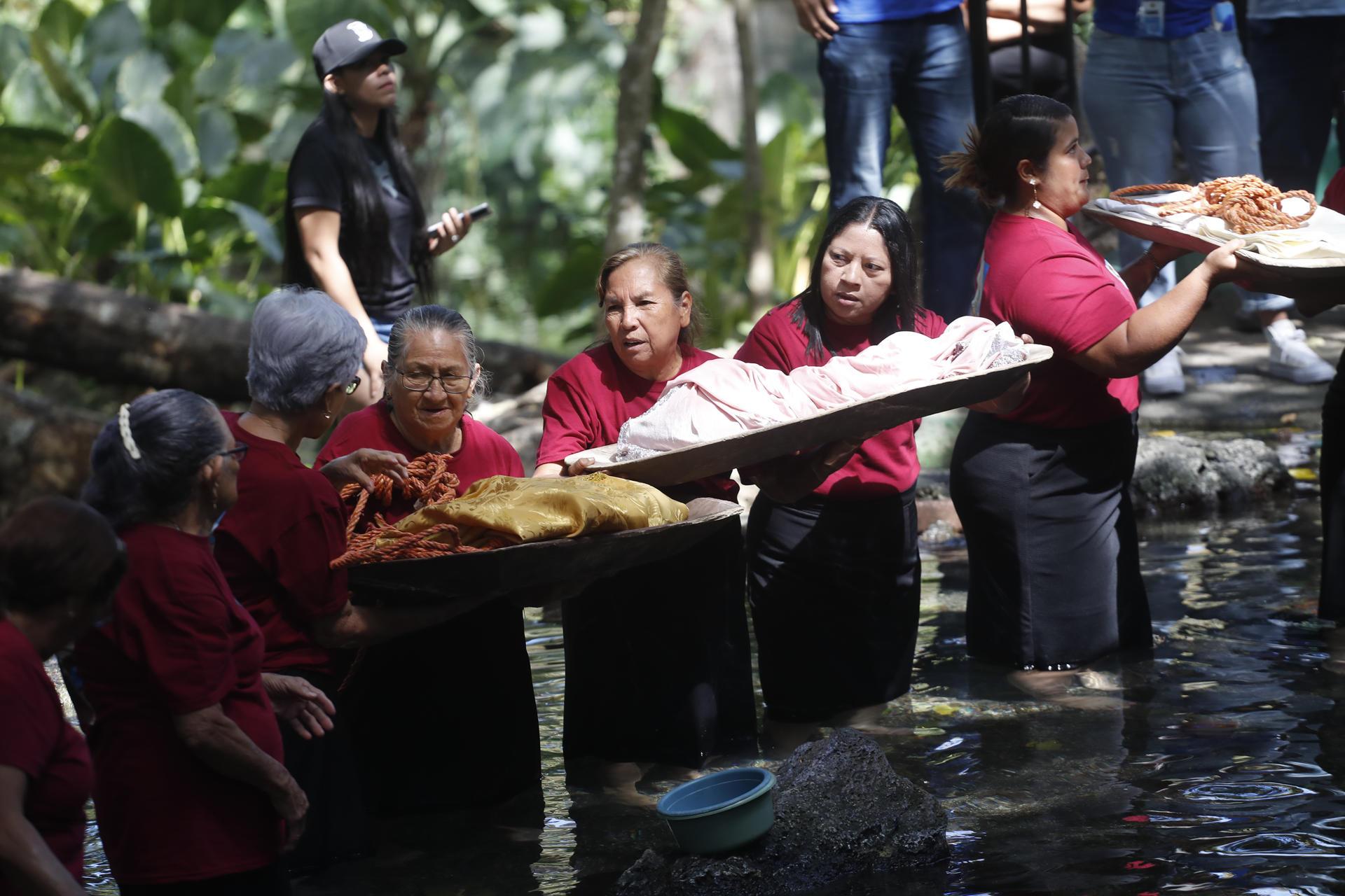 Mujeres de la Hermandad Jesús Nazareno participan en el lavatorio de ropas de Jesús.