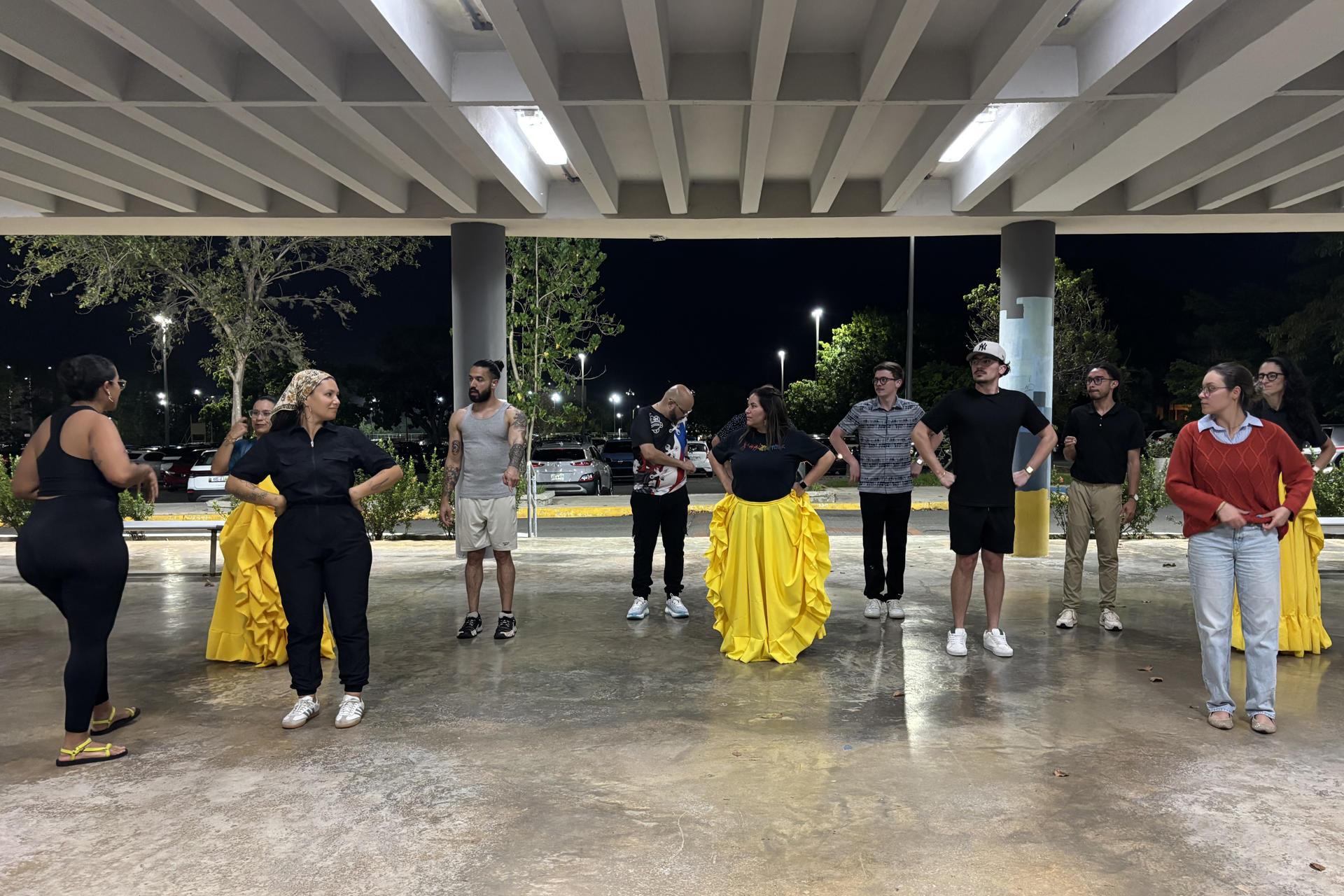 Sordos bailan al compás de la bomba.