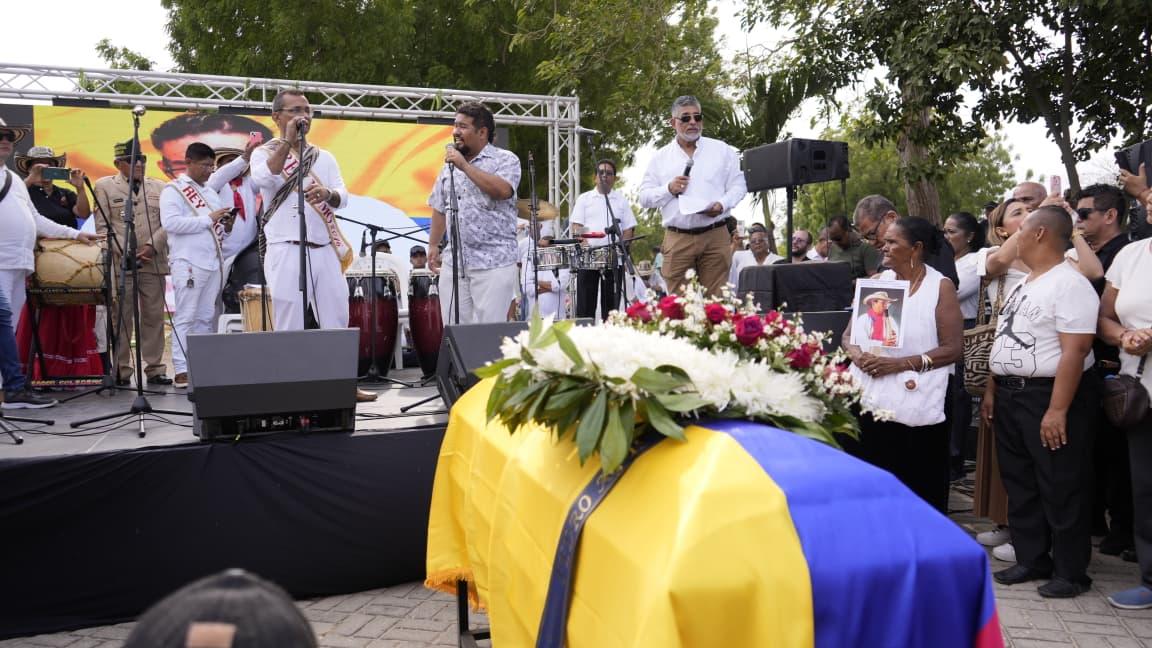 Reyes Momo del Carnaval de Barranquilla acompañaron en el funeral.  