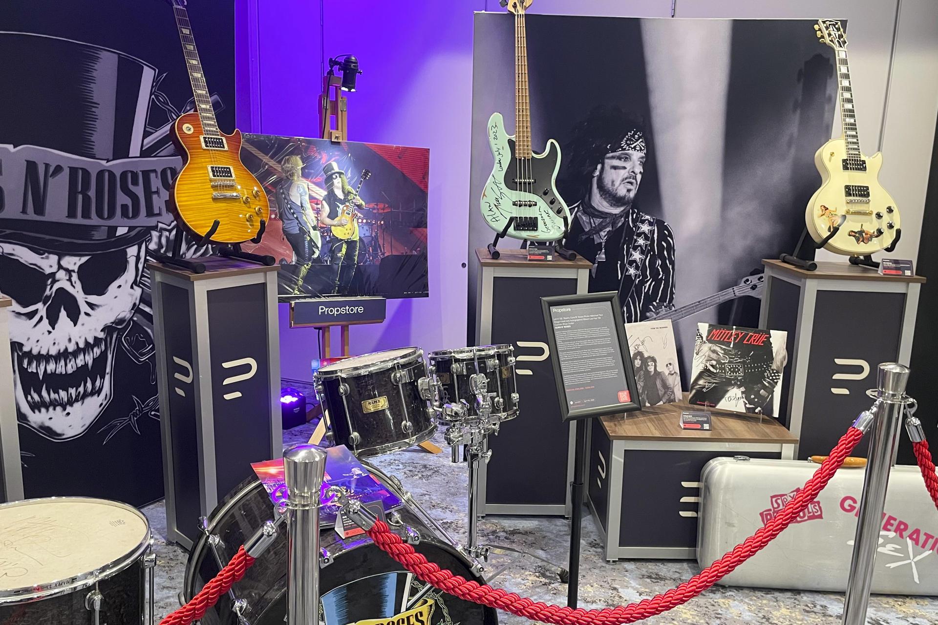 Más de 400 artículos de las grandes estrellas del rock.