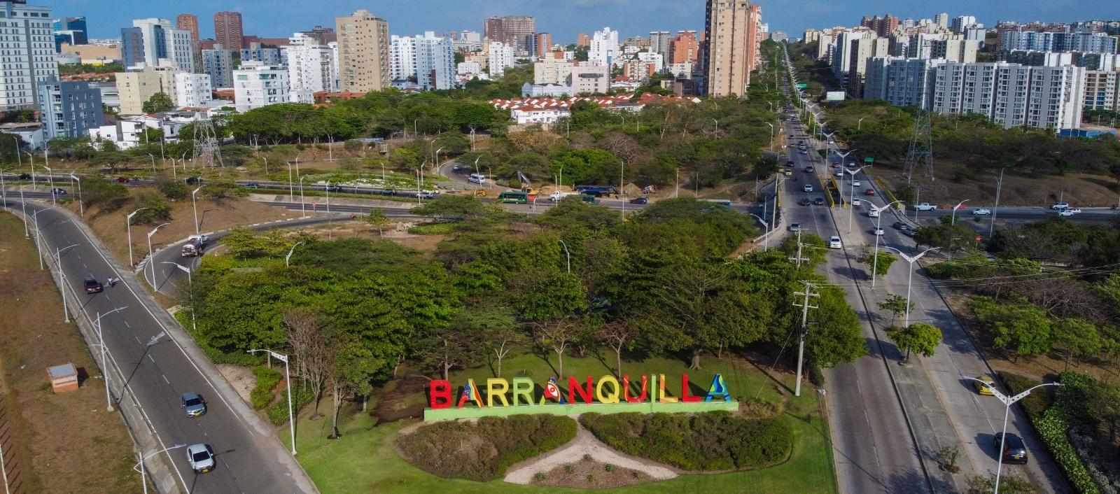 Aspecto de una de las entradas a Barranquilla y su representativo letrero de bienvenida.