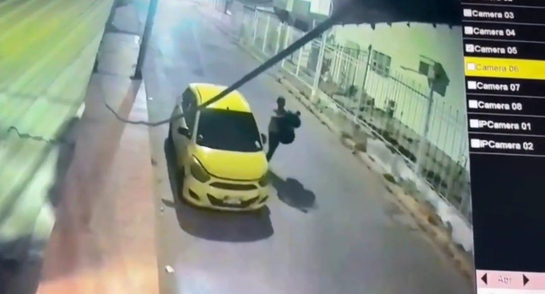 Momento en que el hombre baja del taxi