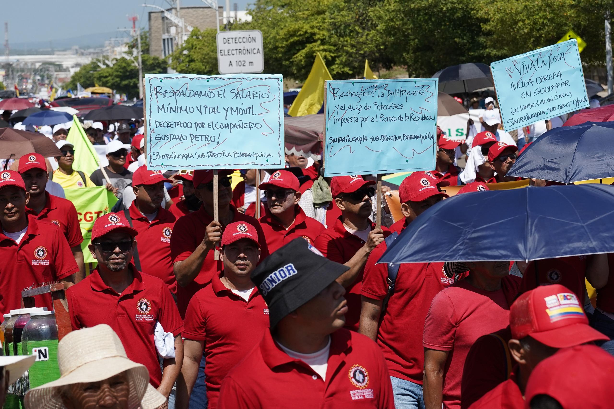Con pancartas los asistentes manifestaron su respaldo a las reformas sociales. 