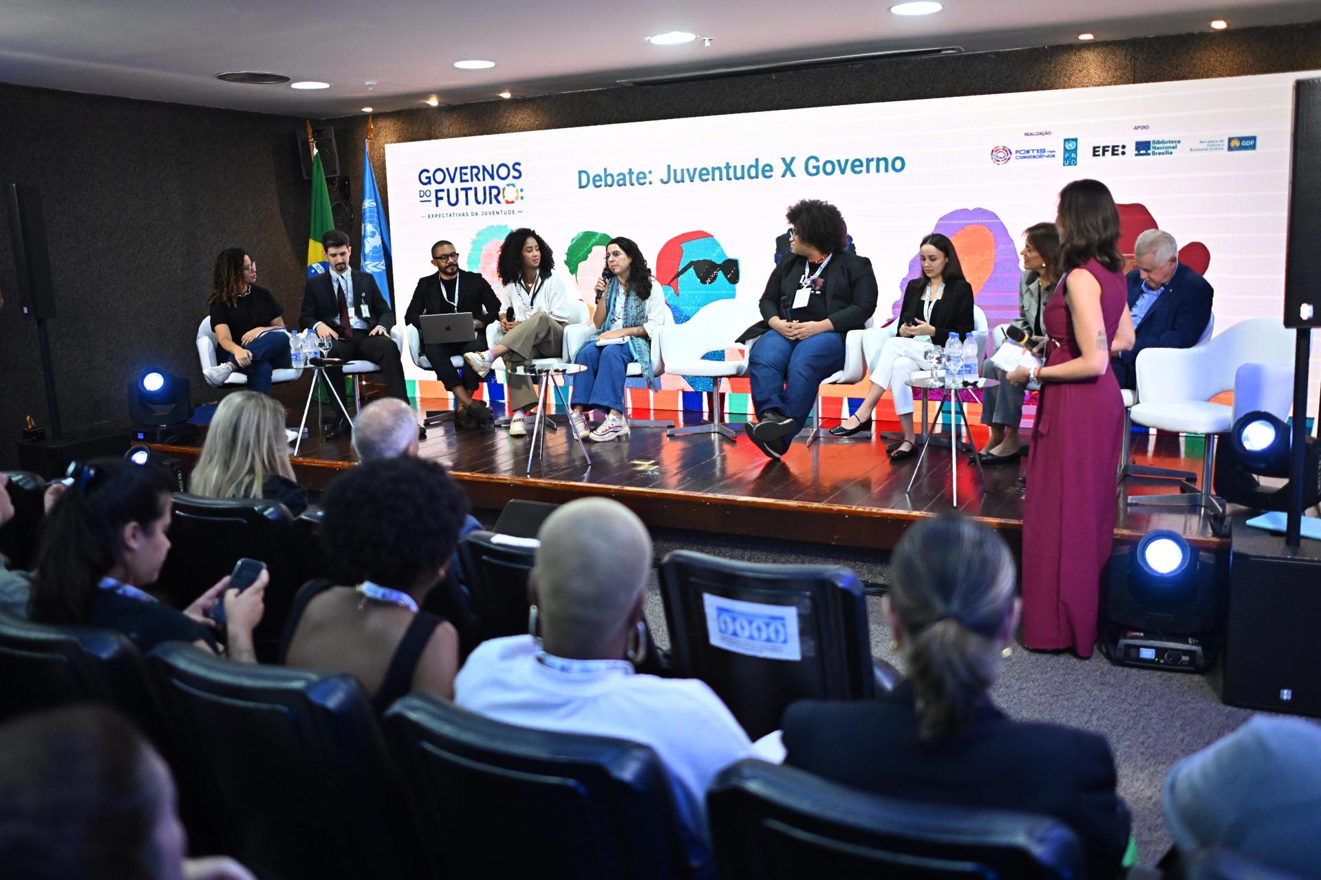 Jóvenes participan en el evento 'Gobiernos del futuro: expectativas de la juventud'.