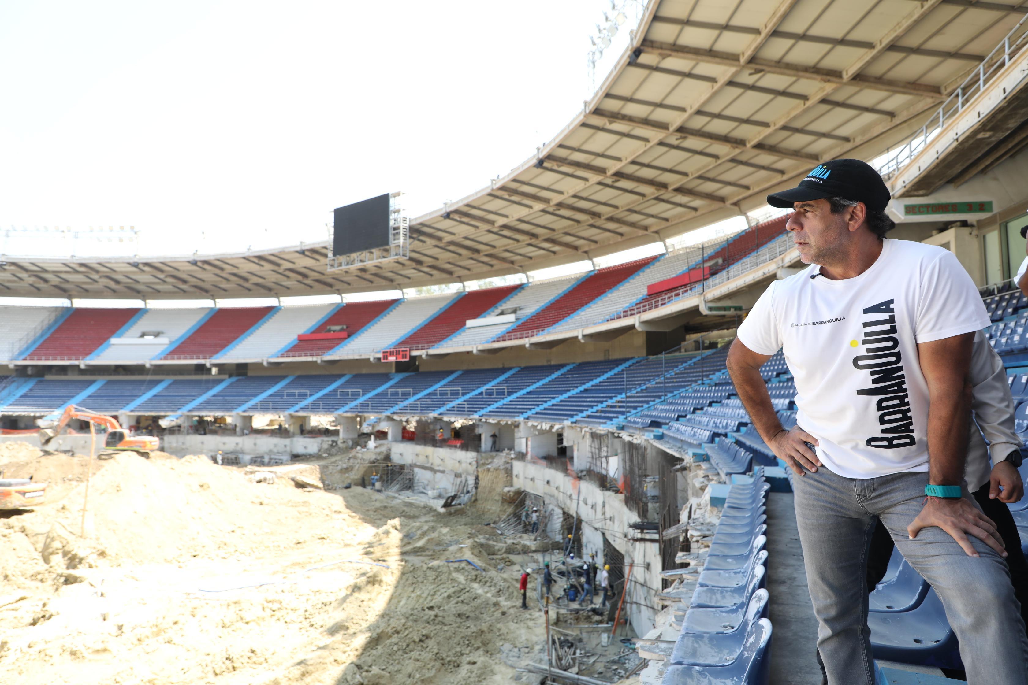 El alcalde Alejandro Char viendo la obra en el Roberto Meléndez.