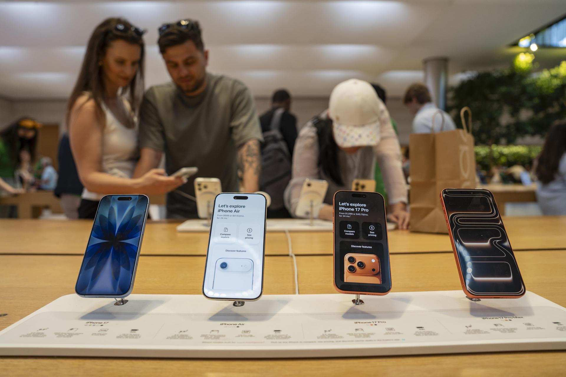 Productos en la tienda Apple de la 5 Avenida este lunes, en Nueva York (EE.UU).