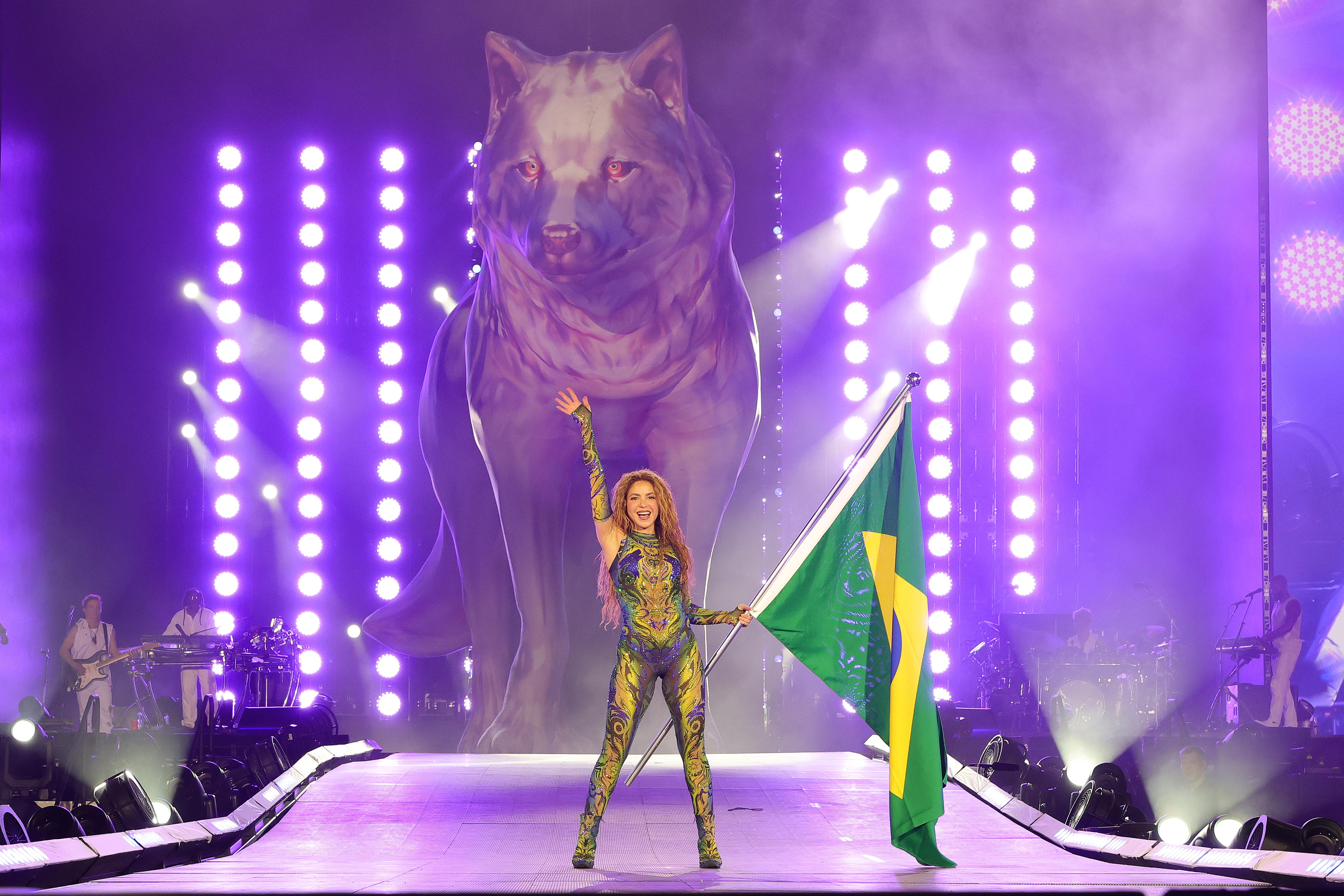 Shakira con una bandera de Brasil en la apertura del concierto.