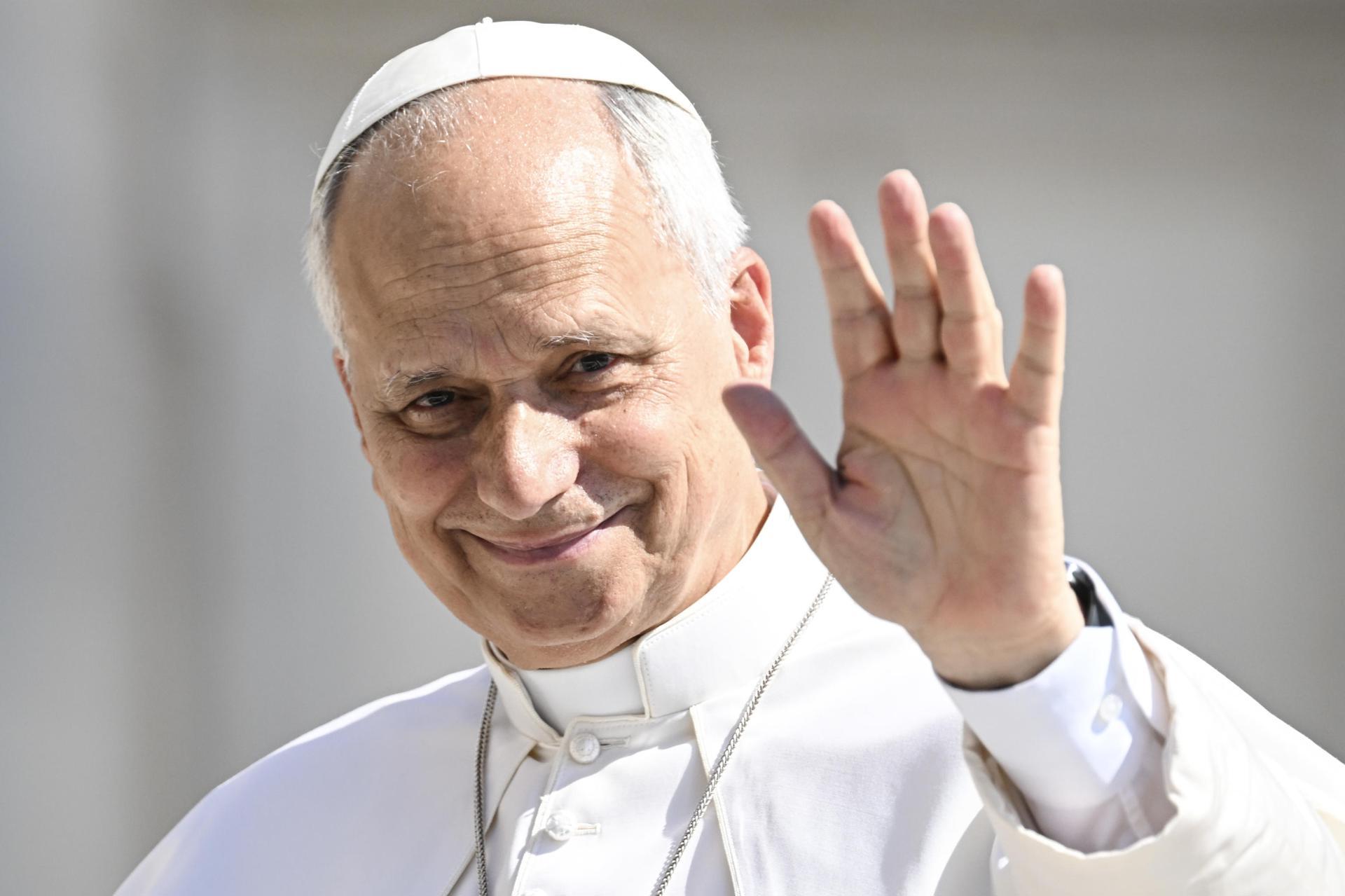El Papa León XIV saluda a los fieles durante la audiencia general semanal en la Plaza de San Pedro.