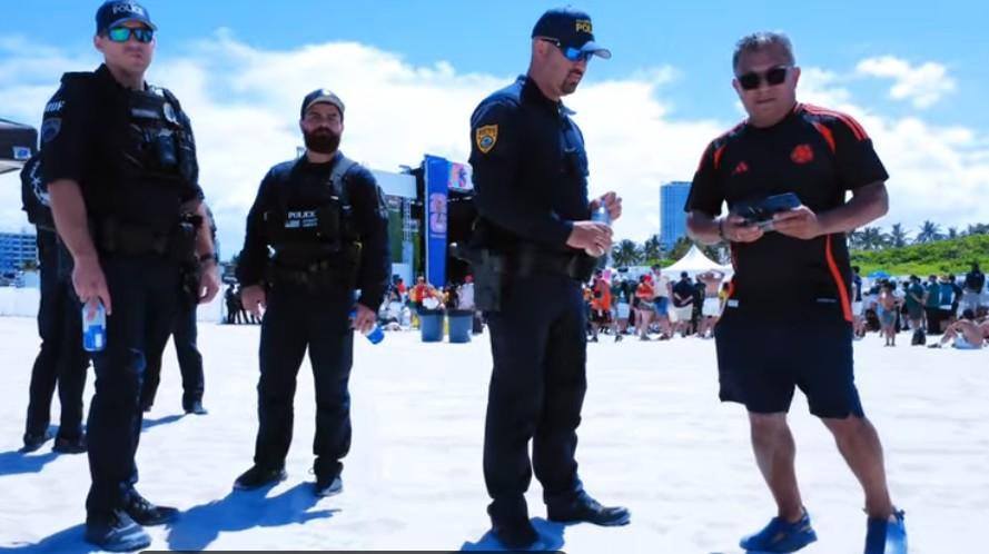 El periodista Marco Pérez con las autoridades de Policía en Miami 