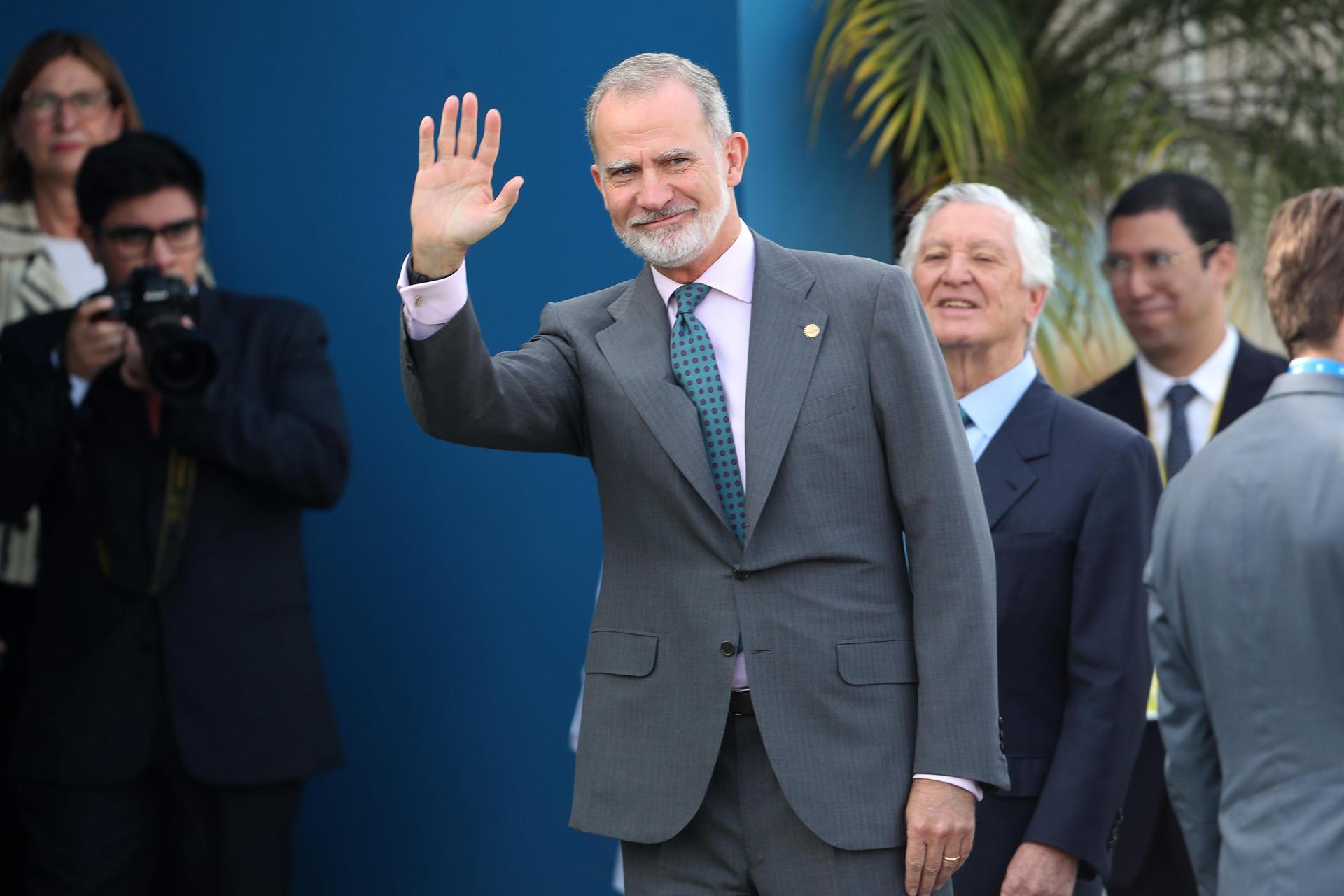 El rey de España, Felipe VI, saluda durante su .llegada este lunes
