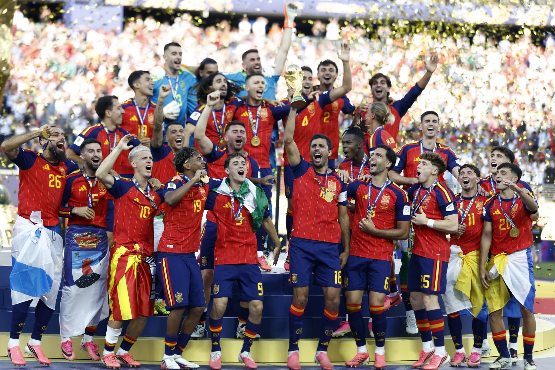 El capitán Rodri con el trofeo de la Copa del Mundo.