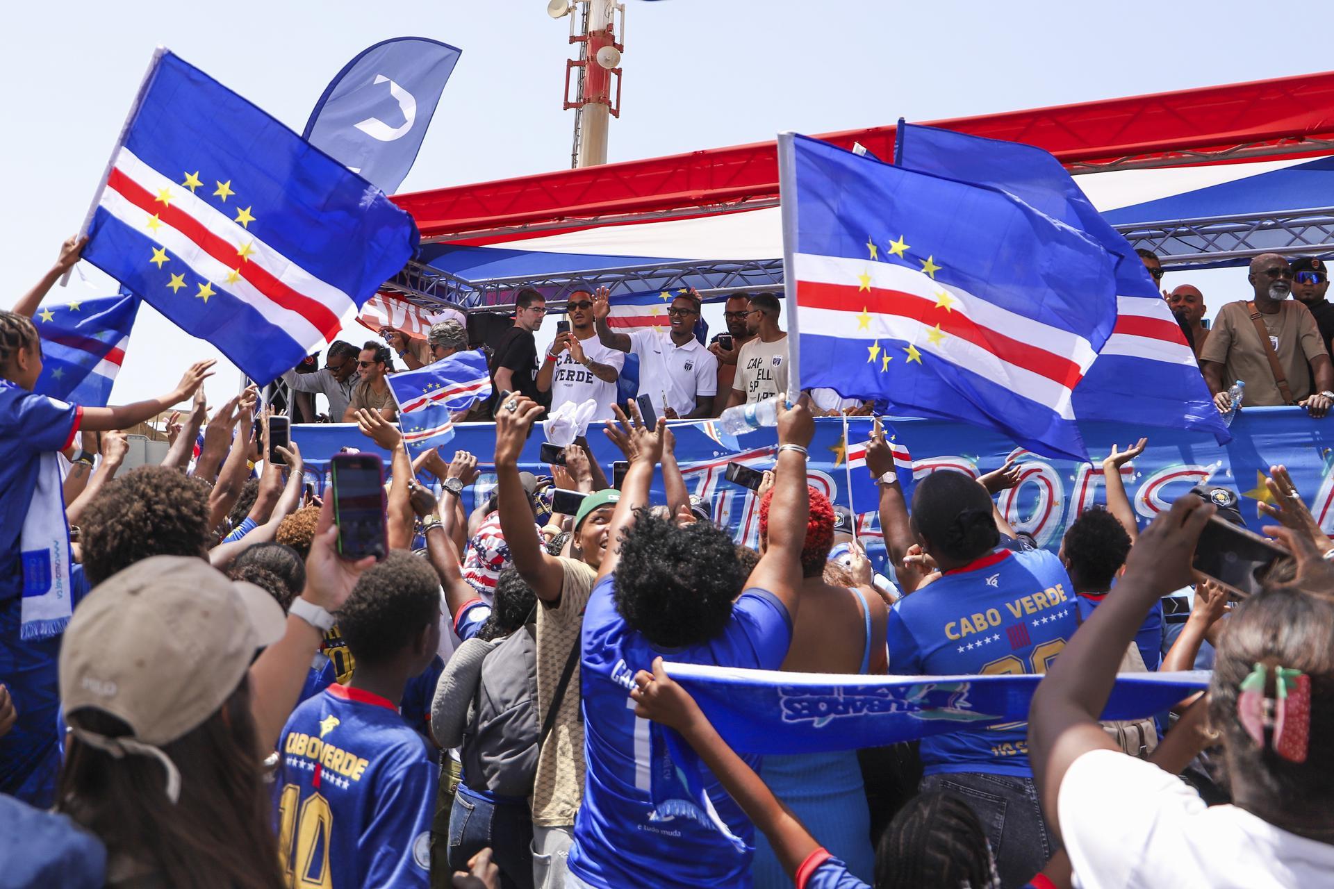 Selección de Cabo Verde llegando al aeropuerto de Praia