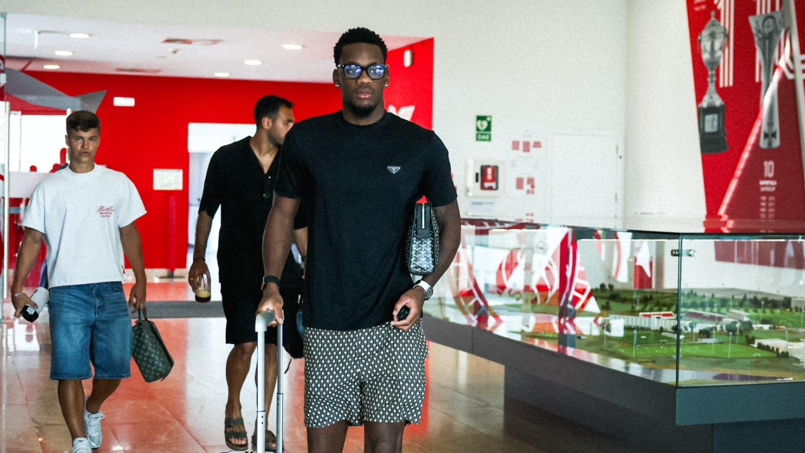 Jhon Jáder Durán a su arribo al Benfica Campus. 