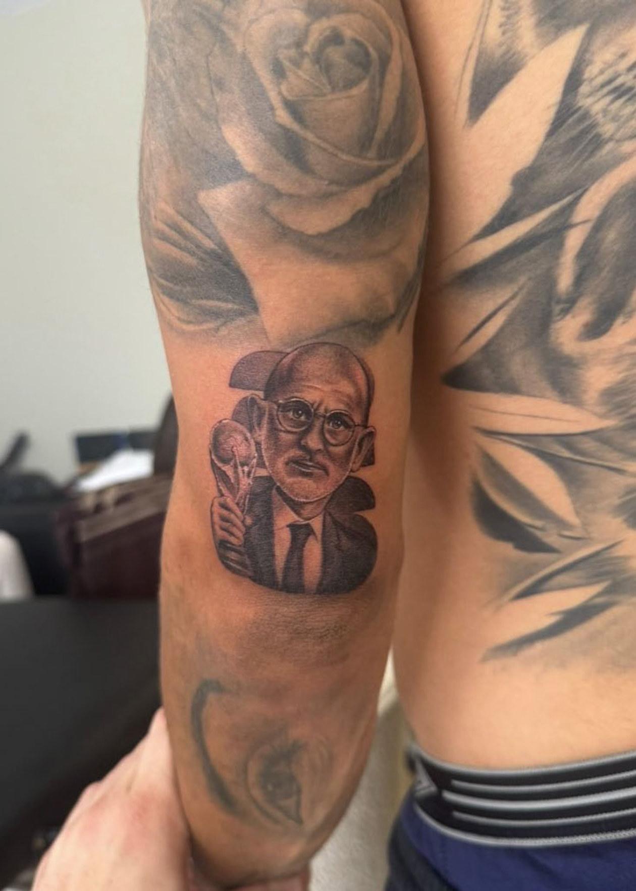 El rostro de Luis De la Fuente, tatuado en el brazo izquierdo de Marc Cucurella. 