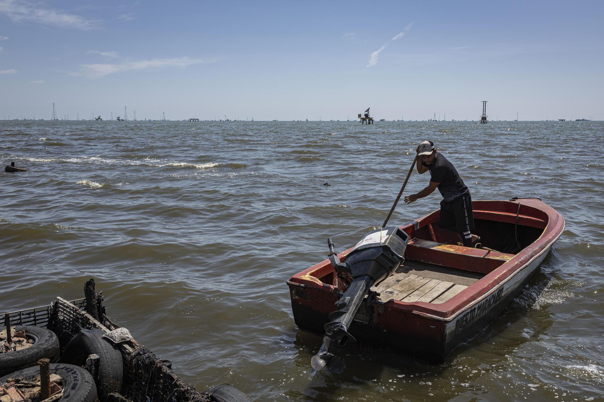 Pescadores intentando realizar su faena.