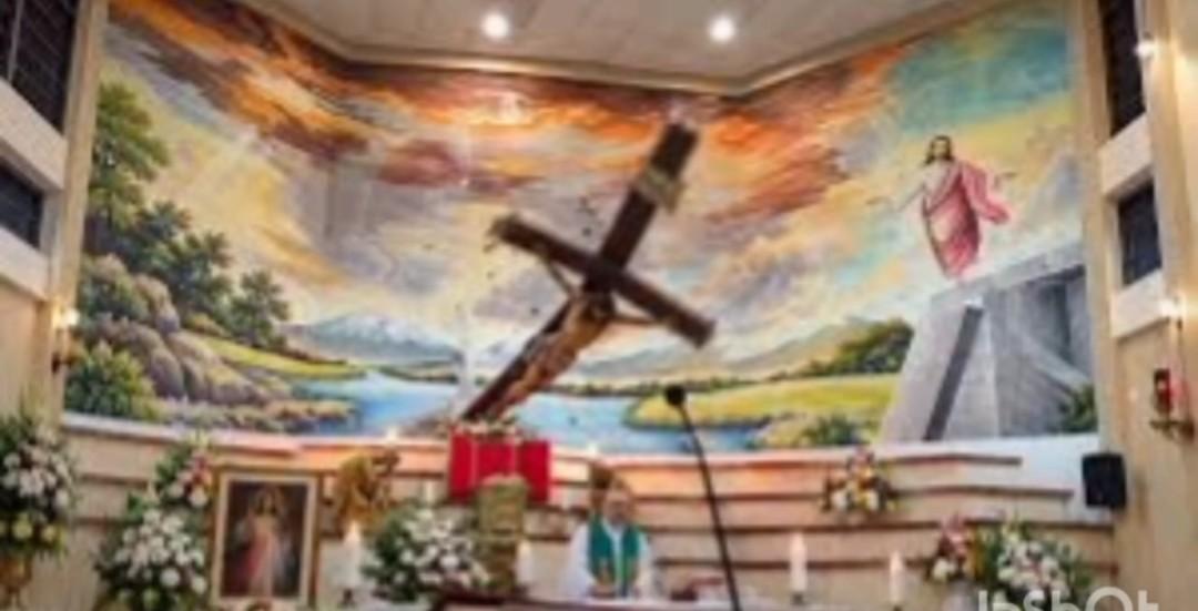 Muere sacerdote al caerle la cruz