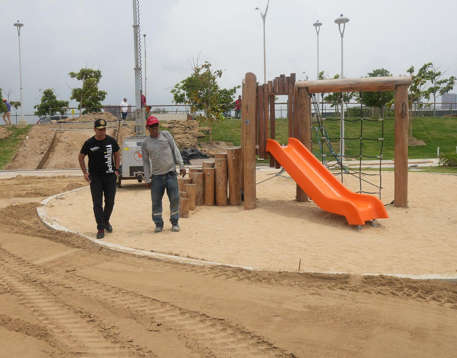 El alcalde Alejandro Char inspecciona la nueva zona recreativa.