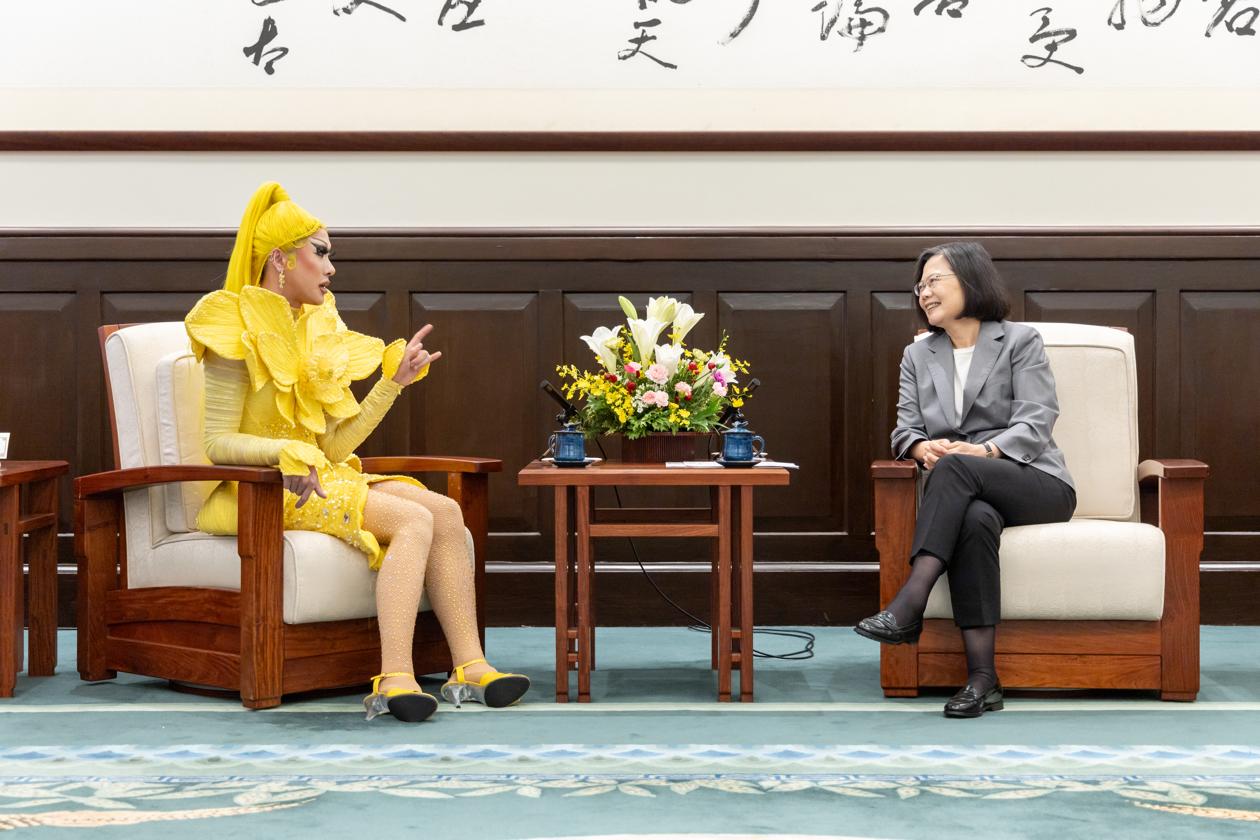 La presidenta taiwanesa Tsai Ing-wen recibe a Nymphia Wind.