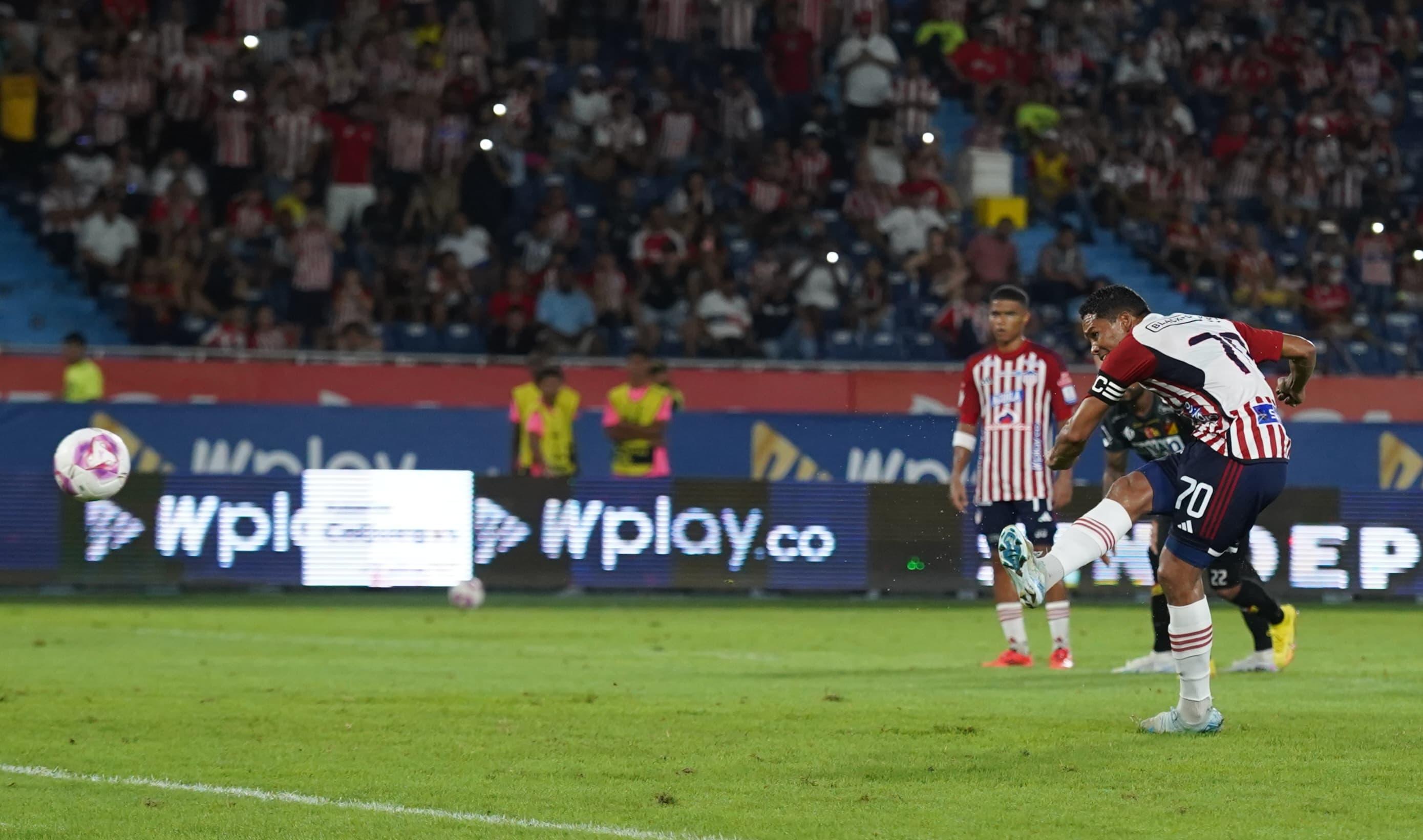 Carlos Bacca cobrando el penalti. 