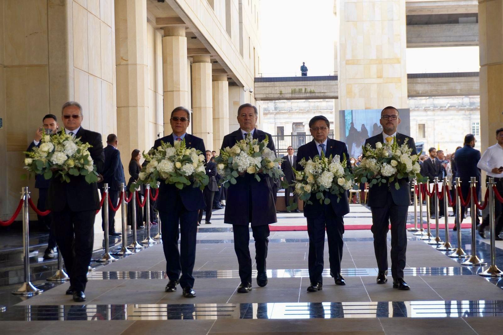 Presidentes de las altas cortes rindieron homenaje a las víctimas con una ofrenda floral en la placa “Que cese el fuego”.