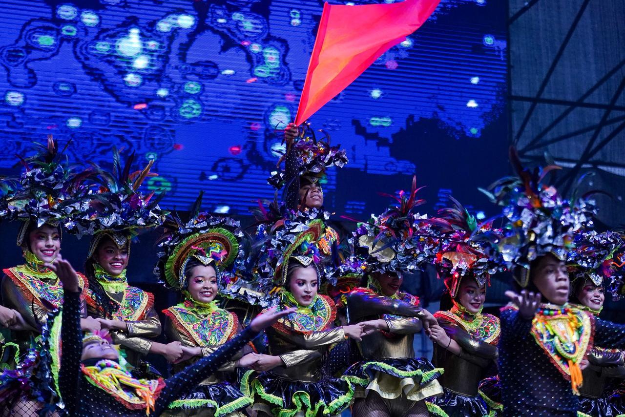 Mucho color y folclor se vio esta tarde en la Plaza de la Paz. 