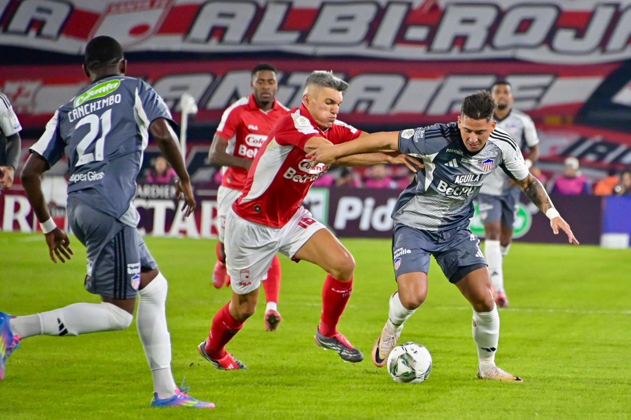 Guillermo Paiva ante la marca de Daniel Torres.