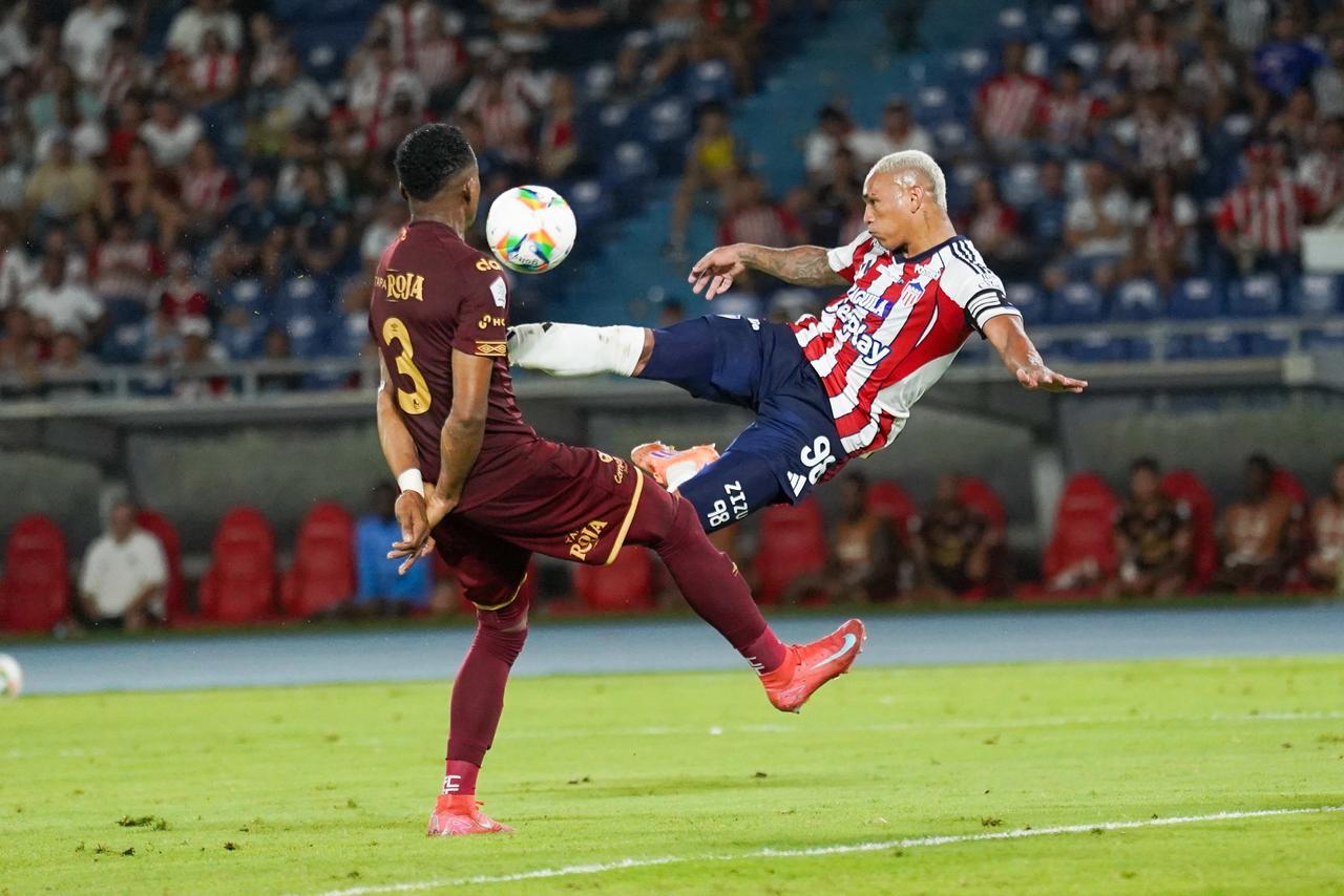 Jermein Peña en acción del partido.