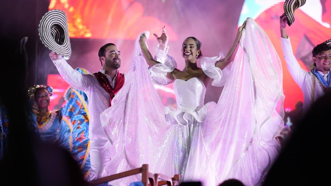 Los reyes del Carnaval de la 44, Luis Mauricio Aragón y Sharon Hurtado.