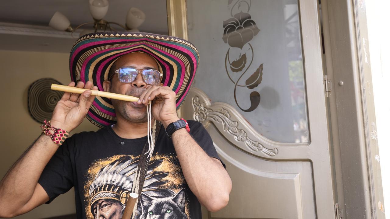 El cañamillero Joaquín Pérez Arzuza, interpretando una flauta de millo.