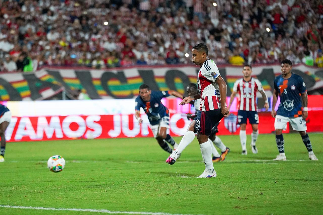 Luis Fernando Muriel anotó de penal el primer gol del partido.