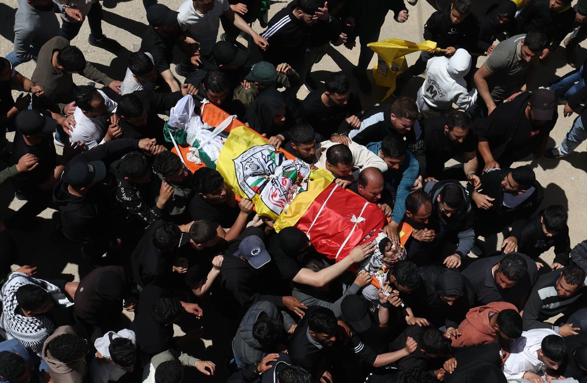 Asistentes portan el cuerpo de Marzouq Abu Naim durante su funeral.