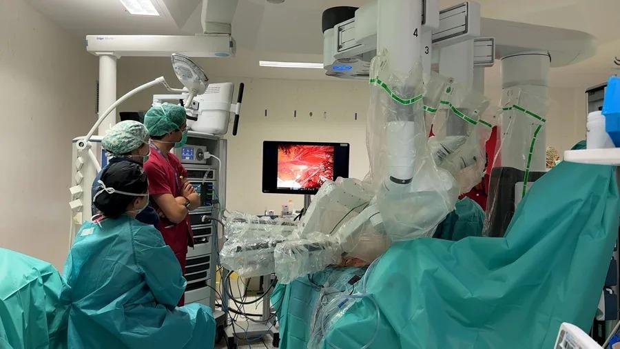 Da Vinci, un robot que realiza cirugías complejas de alta precisión. 