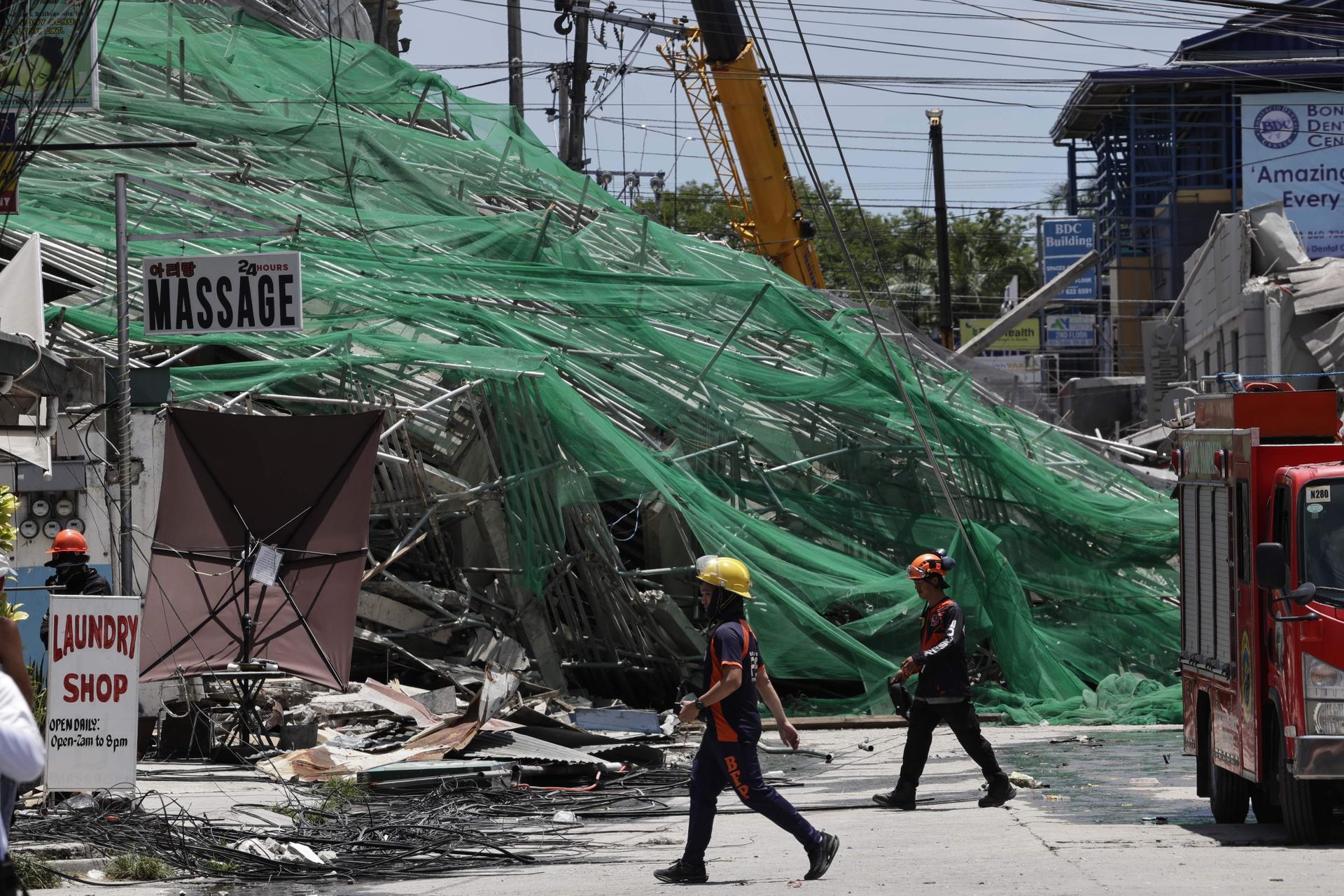 Equipos de rescate buscan supervivientes tras el colapso.