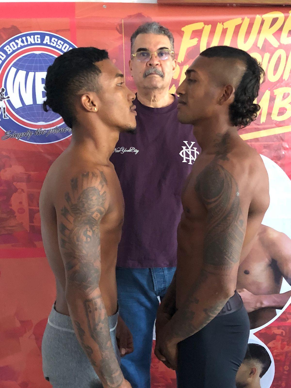 Yeiner Gómez (derecha) y Léider Galvis, en el pesaje oficial.