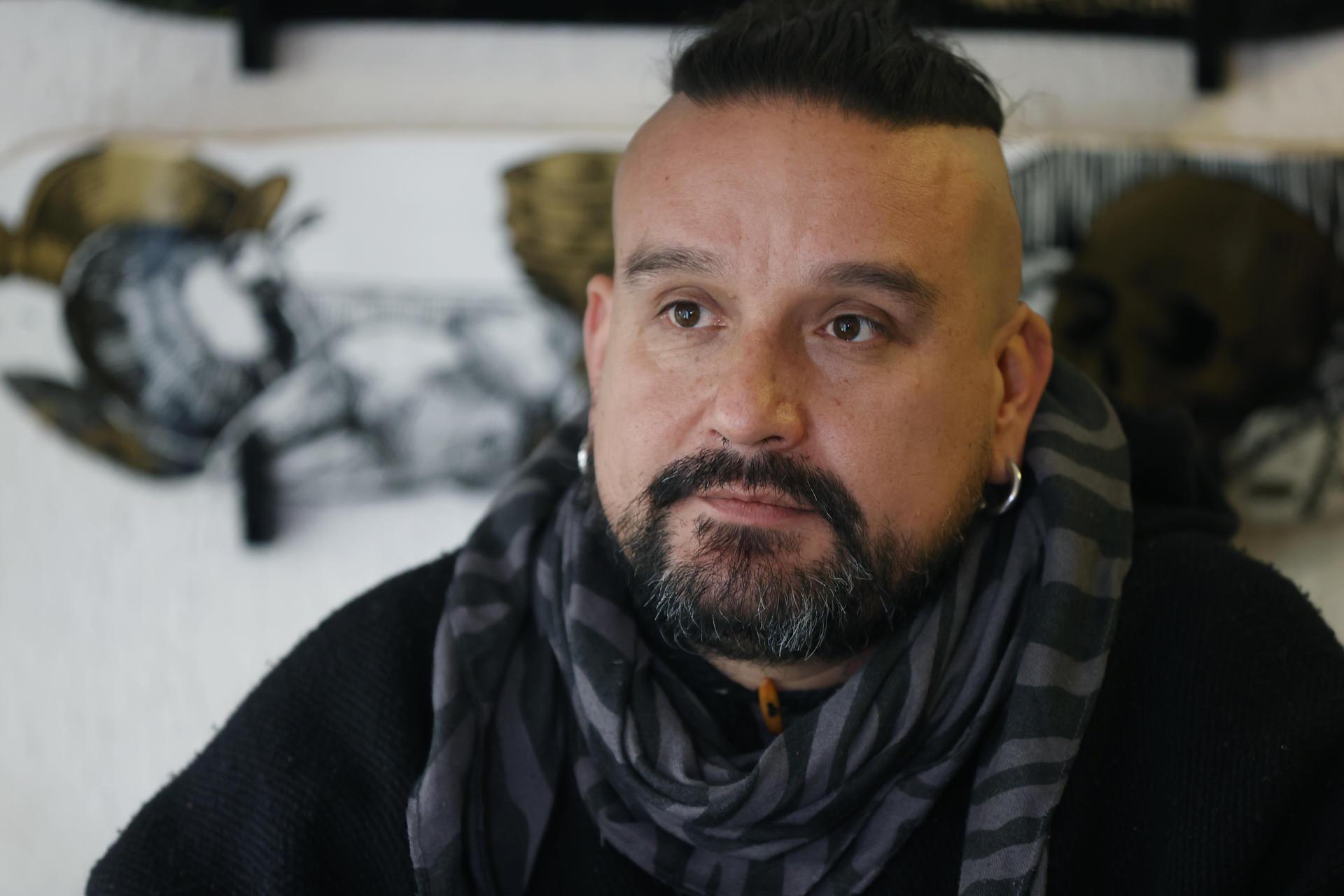 Artista urbano chileno Sebastián E. conocido como 'Rata virus.' 