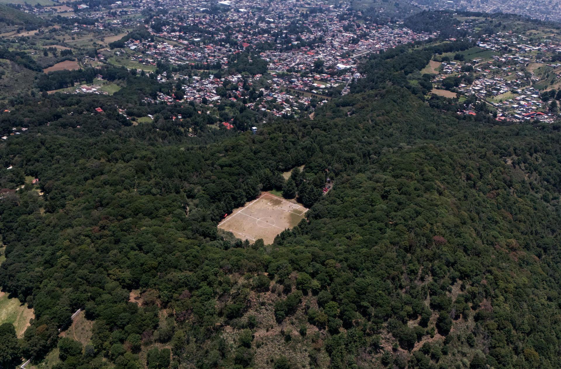 Cancha de fútbol ubicada dentro de un antiguo volcán en Ciudad de México.