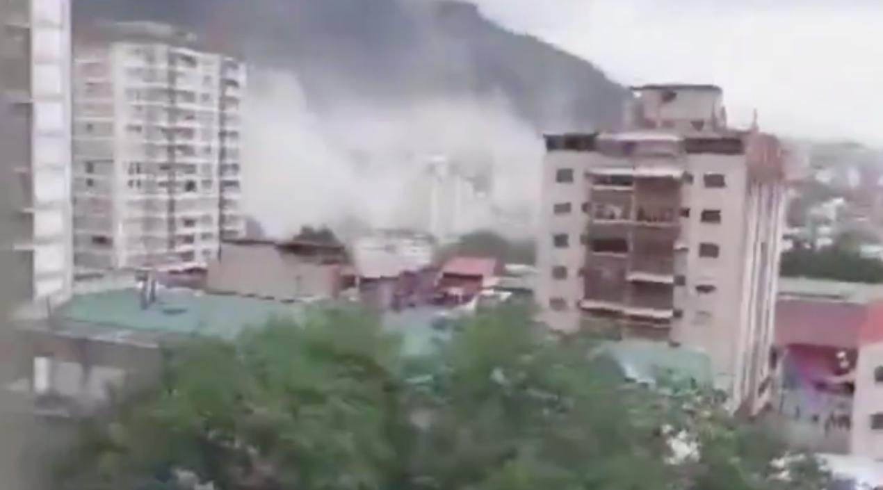 Momentos en que los edificios colapsan en Caracas. 