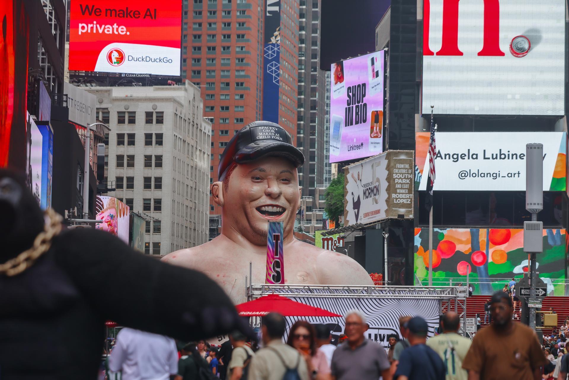 Estatua inflable de Elon Musk. 